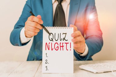 Mesaj işareti Quiz Night 'ı gösteriyor. Bireyler arasındaki kavramsal fotoğraf akşamı test bilgisi yarışması. Önünde kopyalama alanı olan boş bir kağıt tutuyor. Boşluğu kopyala.