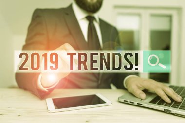 Kelime yazma metni 2019 Trends. Bir şeyin geliştirildiği veya değiştirildiği genel yön için iş konsepti Erkek giyimi sunumu için yüksek teknoloji akıllı telefonu kullanın.