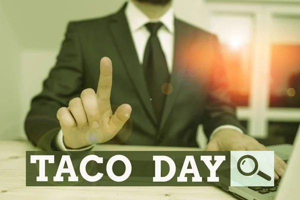 Ecriture conceptuelle montrant Taco Day. Photo d'affaires mettant en valeur la journée de célébration qui favorise la consommation de tacos aux États-Unis Homme vêtements formels vêtements présents utiliser smartphone hitech . — Photo