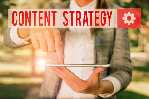 Почерк написания текста Содержание Стратегия. Концепция, подразумевающая разработку и анализ контента на открытом воздухе с бизнес-леди проводит ноутбук с сенсорным экраном
.