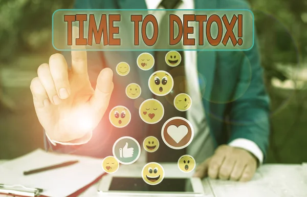 Escrevendo uma nota mostrando Time To Detox. Foto de negócios mostrando quando você purificar seu corpo de toxinas ou parar de consumir drogas . — Fotografia de Stock