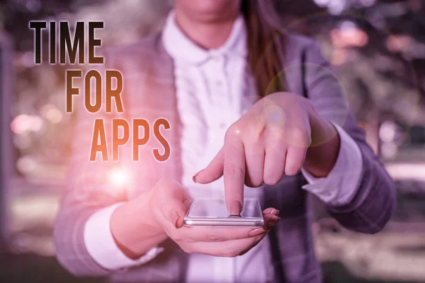 Texto para escrita de palavras Time For Apps. Conceito de negócio para O melhor serviço full-featured que ajuda a se comunicar mais rápido Mulher em suites cinzentas detém telefone móvel . — Fotografia de Stock