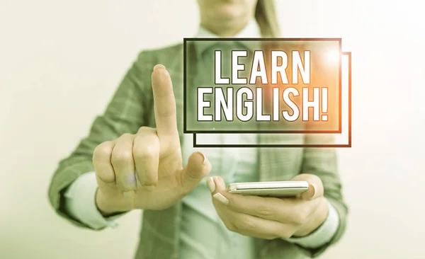 Szöveges jel, ami angolul tanul. Koncepcionális fotónyereség új nyelven tanulmánnyal Üzleti koncepció mobiltelefonnal és üzletasszonnyal. — Stock Fotó