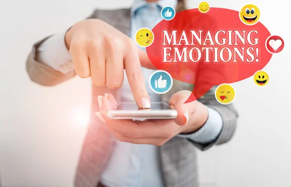 Pisanie notatki pokazano zarządzanie emocje. Business Photo gablota zdolność być otwarte na uczucia i modulować je w siebie. — Zdjęcie stockowe