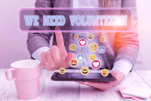 Handgeschreven tekst we hebben vrijwilligers nodig. Concept betekent iemand die werkt zonder betaald te worden. — Stockfoto