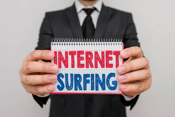 Nota de escrita mostrando Internet Surfing. Business photo showcasing browsing the Internet Navigating the world wide web Male human wear formal work suit with office look hold book . — Fotografia de Stock