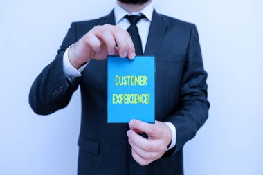 Kelime yazma Müşteri Deneyimi. Organizasyon ve alıcı arasındaki etkileşim için iş konsepti. Erkek giyimi resmi iş kıyafeti ofisi. Not kağıdı kullan.