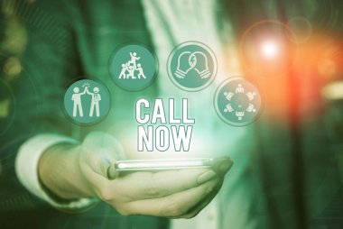 Call Now 'ı gösteren kavramsal el yazısı. Telekom aygıtları kullanılarak gerçekleştirilen bir gösteriye anında ulaşmak için iş fotoğrafı metni.