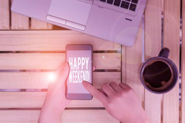 Mutlu Hafta Sonu tabelasını gösteriyor. Kavramsal fotoğraf güzel bir şey oldu ya da hayattan memnunlar bilgisayar kadını akıllı telefon içecek kupa ofisi teknolojik cihazlar sağlıyor..