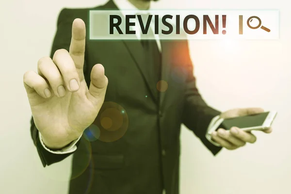 A Revision-t bemutató levél. Üzleti fotó bemutató intézkedés felülvizsgálata valaki, mint a könyvvizsgálat vagy számvitel Férfi emberi viselet formális munkaruha tartsa okostelefon segítségével. — Stock Fotó