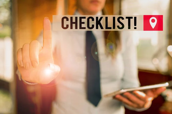 Handschrift tekst schrijven Checklist. Concept betekent lijst items nodig dingen worden gedaan of punten beschouwd als wazig vrouw op de achtergrond wijzend met de vinger in lege ruimte. — Stockfoto