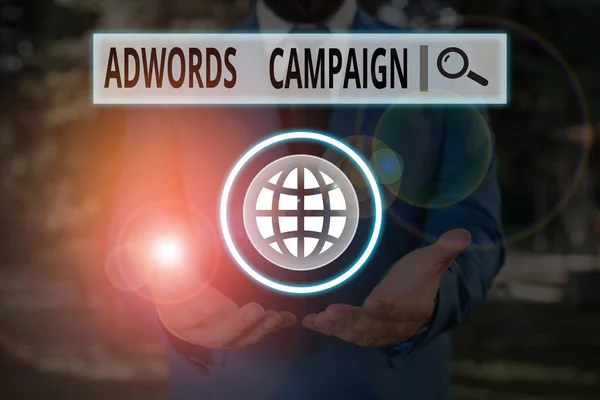 Texto de escritura de palabras Campaña Adwords. Concepto de negocio para la estrategia dirigida a los visitantes correctos con palabras clave correctas . — Foto de Stock