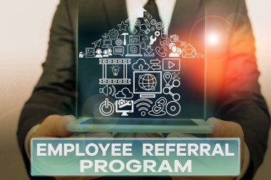 Çalışan Sevk Programını gösteren metin işareti. Kavramsal fotoğraf çalışanları acemileri tanıttıkları için ödüllendiriliyor..