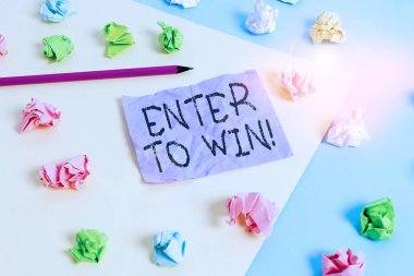 Enter To Win 'i gösteren not yazılıyor. İş fotoğrafı sergisi ödül için bir şey takas etme ödülü kazanan Renkli buruşuk kağıtlar boş hatırlatıcı mavi çamaşır tokası.
