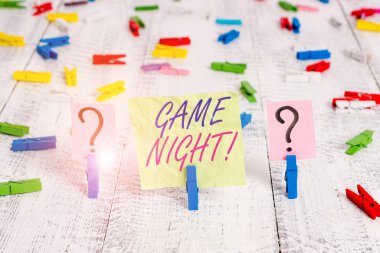 Kelime yazma oyunu gecesi. İş konsepti genellikle arkadaşlarıyla poker gibi yetişkinlerin oyun buluşmalarında kullanılır. Ahşap masaya raptiye yapıştırılmış ve ufalanan kağıtlar..