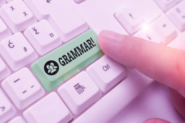 Gramer dersini gösteren bir not yazıyorum. Tüm sistem yapı dili sözdizimi ve morfolojisini gösteren iş fotoğrafı.