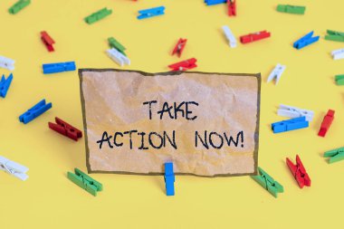El yazısı: Take Action Now. Kavram, resmi bir şey yapmak ya da uyumlu bir şey yapmak anlamına gelir. Sorunlu bir hedefe ulaşın. Renkli çamaşır iğnesi kağıtları boş hatırlatıcı sarı zemin arka plan ofisi.