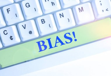 Bias'ı gösteren bir not yazıyorum. Bir gösterici grubuna karşı eğim veya önyargı gösteren iş fotoğrafı.