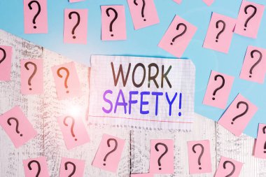 İş Güvenliğini gösteren kavramsal el yazısı. İş fotoğrafçılığı politikaları ve prosedürleri uygulamak, çalışanların sağlığının ahşap masa üzerinde kalın kartonla kağıt parçalamasını sağlamak için..