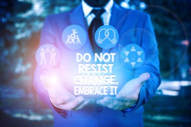 Değişime Karşı Gelmeyin'i gösteren not yazın. İş fotoğrafı vitrini Değişikliklere açık olun Olumlu şeyler deneyin.