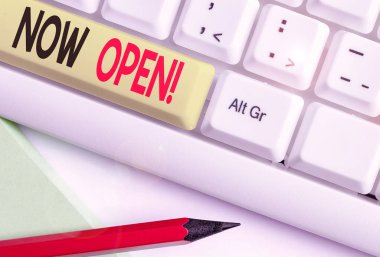 Şimdi Açık yazma el yazısı metin. Şu anda kapalı veya kapalı olmayan kapı veya pencereleri terk etme kavramı.