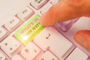 S In Your Way sorusunu gösteren not yazma. Belirli bir eylem için birinin ihtiyaç duyduğu iş fotoğrafı.
