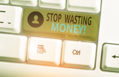 Stop Israf Para gösteren not yazma. Tasarruf etmeye başlamak ve akıllıca kullanmak için advicing gösteren veya grup vitrine İş fotoğrafı.