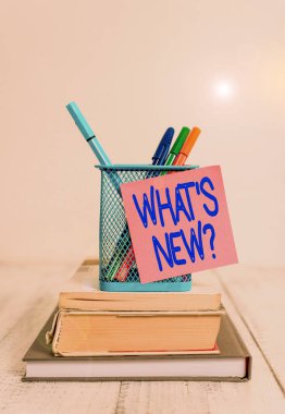 Kelime yazma metni Yeni Soru. İş konsepti, birine güncel olayları hakkında soru sorduğunuzda kitap istiflemesi metal tutucu yapışkan not eski, eski, ahşap masa..