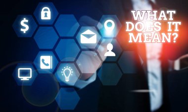 Ne anlama geldiğini gösteren metin işareti var. Belirsiz ifadeyi iletmek için tasarlanmış kavramsal fotoğraf.