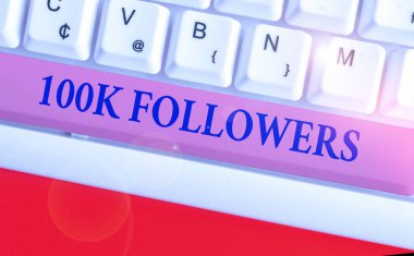 Kavramsal el yazısı 100 bin takipçiyi gösteriyor. İş fotoğrafı Instagram 'da birini takip eden kişilerin sayısı.