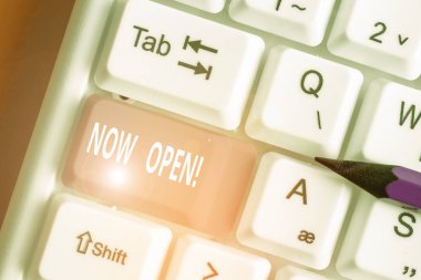 Şimdi Aç'ı gösteren metin işareti. Kavramsal fotoğraf şu anda kapalı veya kapalı olmayan kapı veya pencereler bırakın.