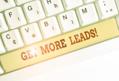 Daha Fazla Müşteri Adayı Alın'ı gösteren kavramsal el yazısı. Başlangıç tüketici faizveya soruşturma ürün veya hizmetleri vitrine İş fotoğraf.