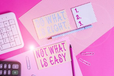 Doğru olanı yap, kolay olanı yapma işareti. Doğru olanı savunmaya istekli kavramsal fotoğraf renkli düz tabloların üzerine yerleştirilmiş bilgisayar malzemelerini ve ekipmanları yazıyor..