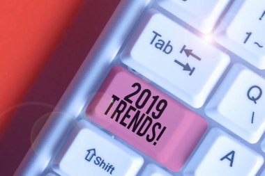 Kelime yazma metni 2019 Trends. Bir şeyin gelişmekte ya da değişmekte olduğu genel yön için iş kavramı.