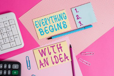 Her şeyin bir fikirle başladığını gösteren metin işareti. Bir fikri gerçeğe dönüştürmek için attığınız kavramsal fotoğraf adımları renkli düz tabloların üzerine yerleştirilmiş donanım ve bilgisayar şeyleri.