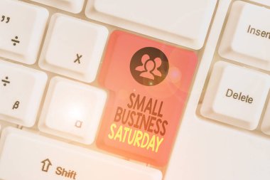 Small Business Cumartesi gösteren not yazma. Cumartesi günü düzenlenen Amerikan alışveriş tatil vitrine İş fotoğraf.