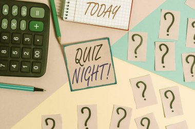 Kelime yazma Quiz Gecesi. Kişisel matematik ve yazma ekipmanları arasında akşam testi bilgi yarışması konsepti Pastel renklerin üzerinde.