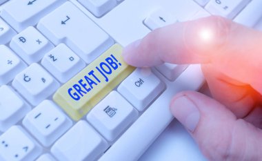 Harika bir iş çıkardığını gösteren bir mesaj. Kavramsal fotoğraf birini iyi yaptığı bir şey için övmek için kullanılır..