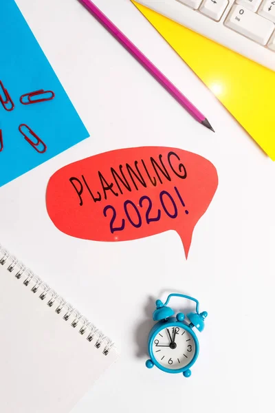 Schreiben Notiz zeigt die Planung 2020. business photo showcasing process of making plans for something next year red bubble copy space paper on the table with clock. — Stockfoto