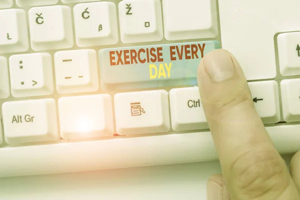 Signo de texto que muestra el ejercicio todos los días. Foto conceptual mover el cuerpo con energía con el fin de ponerse en forma y saludable . — Foto de Stock