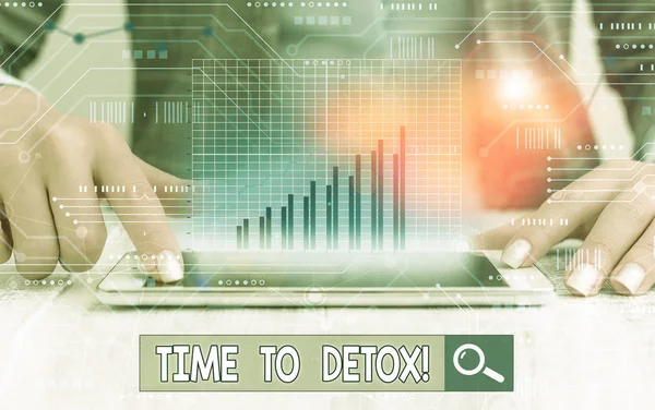 Zapisuje se Poznámka ukazující čas na Detox. Předvádění fotografií, když očistit tělo toxinu nebo přestat konzumovat drogy. — Stock fotografie