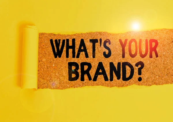 문자를 보내는 것이 여러분의 브랜드 질문입니다. 제품 로고에 대해 물어 보는 비즈니스 컨셉은 무엇을 하는지 또는 중간에 나무로 된 고전적 인 테이블 위에 놓여져 있는. — 스톡 사진