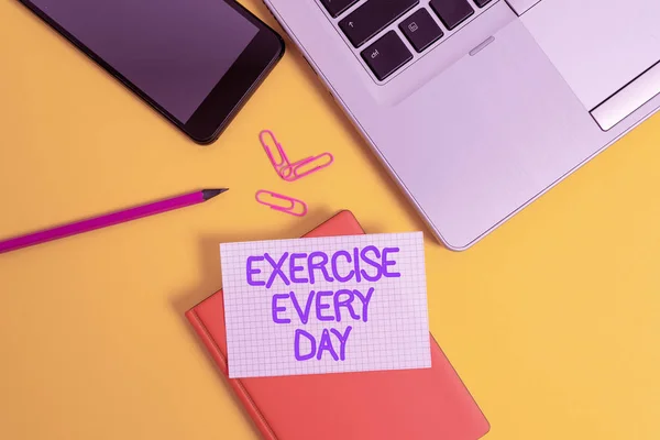 Escrita de mão conceitual mostrando Exercício Todos os dias. Foto de negócios mostrando corpo movimento energeticamente, a fim de ficar em forma e saudável Laptop clipe do smartphone folha de papel lápis colorido fundo . — Fotografia de Stock