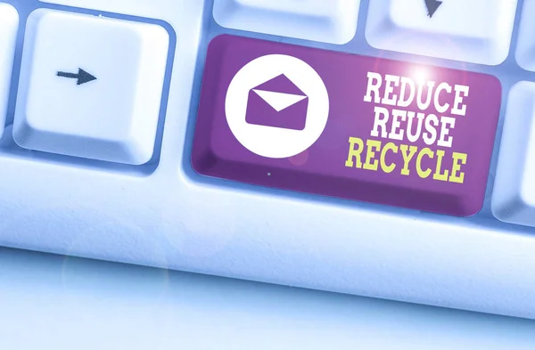 Nota de escritura que muestra Reducir el reciclaje de reutilización. Foto comercial que muestra el comportamiento del consumidor ambientalmente responsable . — Foto de Stock
