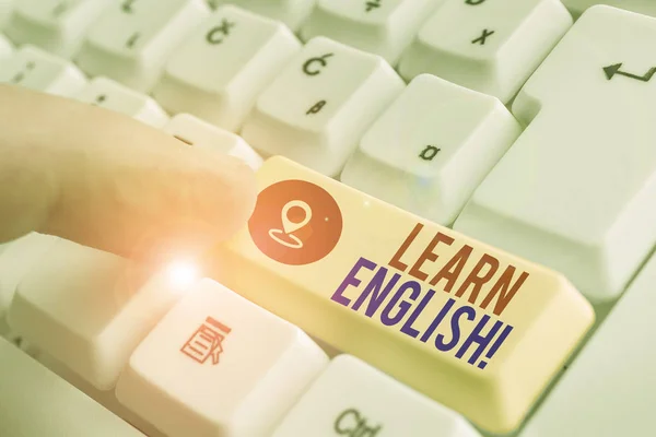 Sinal de texto mostrando Aprenda Inglês. O ganho de foto conceitual adquire conhecimento em nova língua por estudo . — Fotografia de Stock