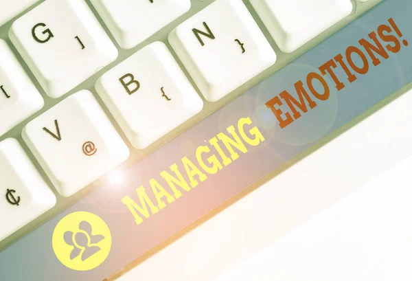 Texto de escritura a mano Managing Emotions. Concepto que significa capacidad de estar abierto a los sentimientos y modularlos en uno mismo . — Foto de Stock