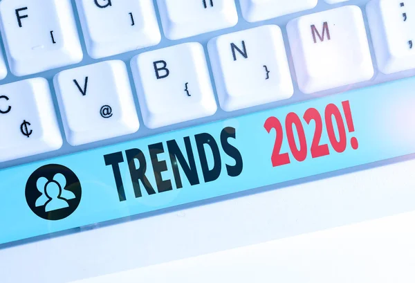 Handgeschreven tekst schrijven Trends 2020. Concept betekent algemene richting waarin iets zich ontwikkelt of verandert. — Stockfoto