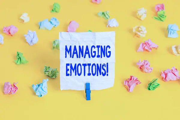 Escrevendo nota mostrando Managing Emotions. Foto de negócios mostrando capacidade estar aberto a sentimentos e modulá-los em si mesmo Papel enrugado colorido vazio lembrete branco chão clothespin . — Fotografia de Stock