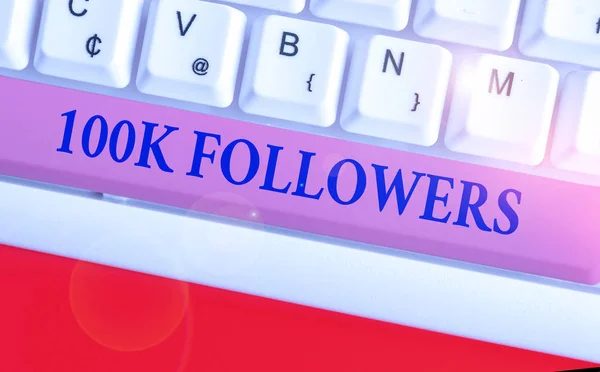 Scrittura concettuale a mano che mostra 100K seguaci. Numero di testo di foto aziendali di persone che seguono qualcuno su Instagram . — Foto Stock