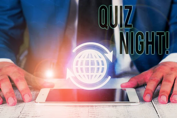 Writing Megjegyzés mutatja kvíz Night. Üzleti fotó bemutatják este teszt tudás közötti versenyt az egyének. — Stock Fotó